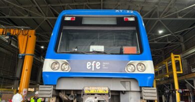 Tren de EFE Valparaíso en taller de mantenimiento.