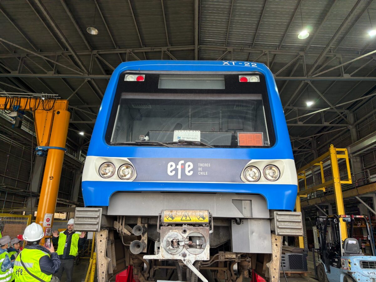 Tren de EFE Valparaíso en taller de mantenimiento.