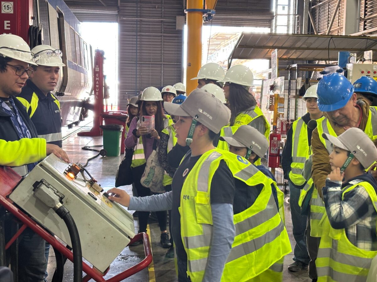 Niños y adultos en visita guiada al Centro de Mantenimiento de EFE Valparaíso.