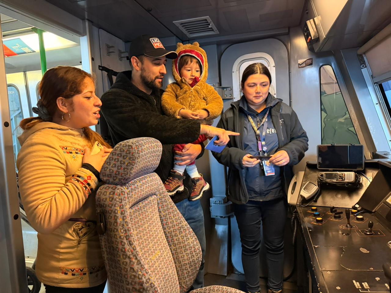 Niño y familia en la cabina de conducción de un tren de EFE Valparaíso.