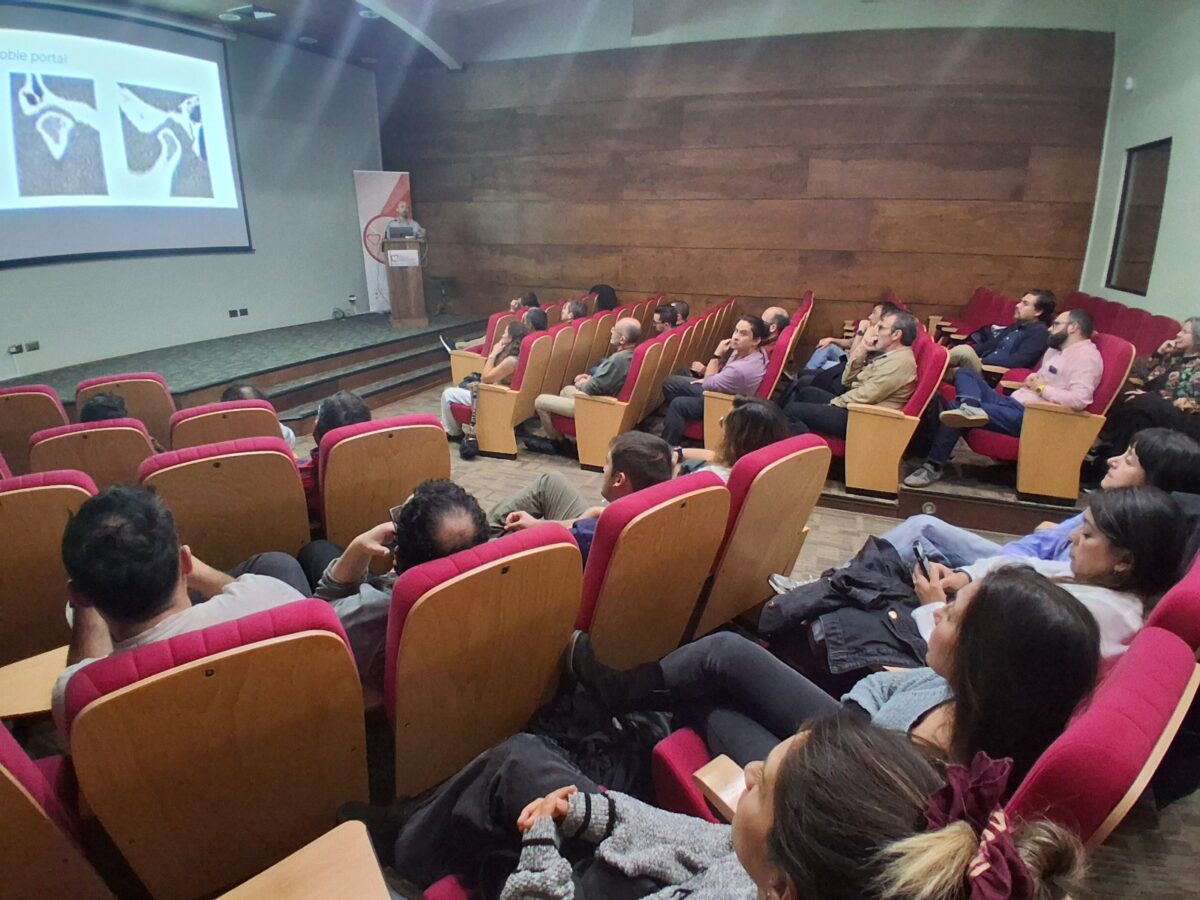 Especialistas y personal médico en una sala de conferencias durante la jornada de artroscopia.