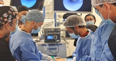Equipo médico en quirófano realizando cirugía mínimamente invasiva de mandíbula.