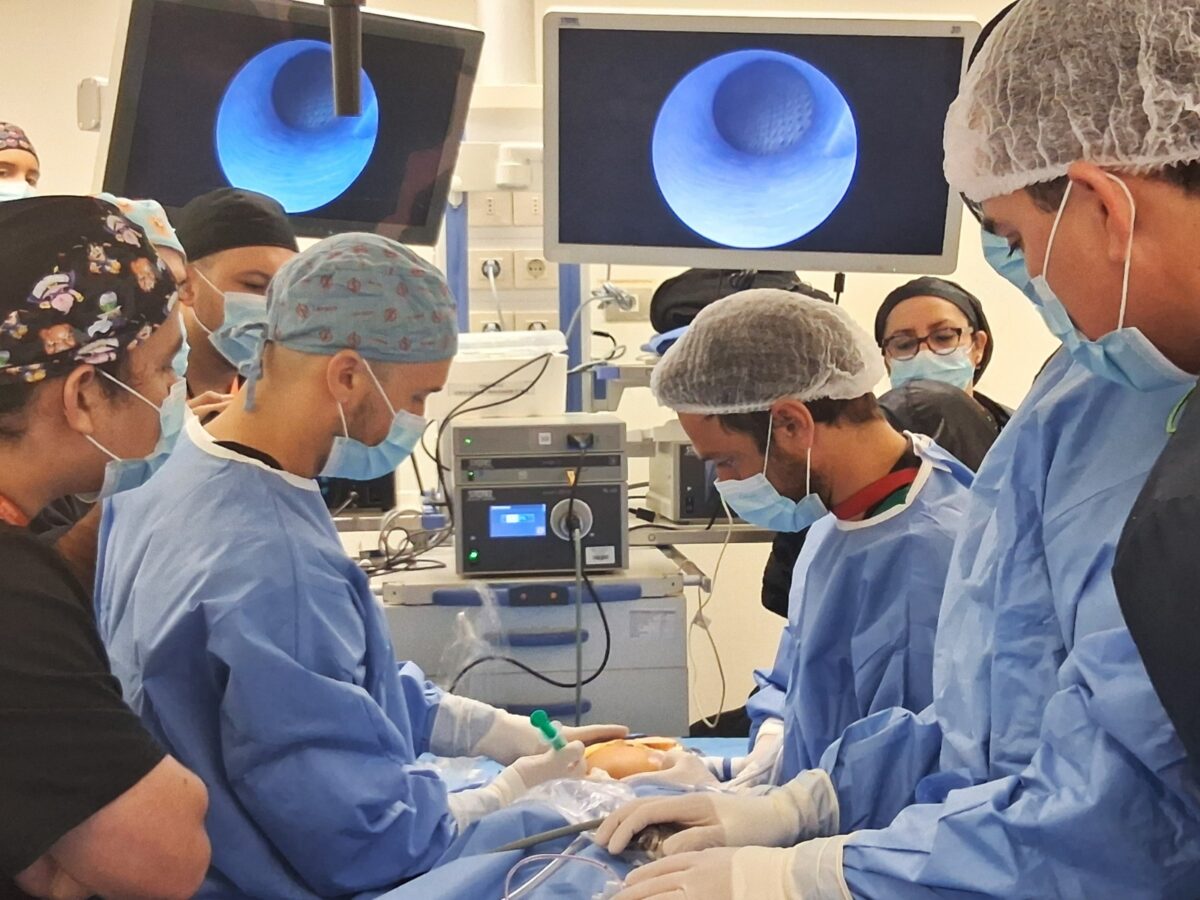 Equipo médico en quirófano realizando cirugía mínimamente invasiva de mandíbula.