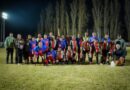 Grupo de personas posando en la cancha de Vichiculén bajo las nuevas luminarias.