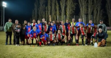 Grupo de personas posando en la cancha de Vichiculén bajo las nuevas luminarias.