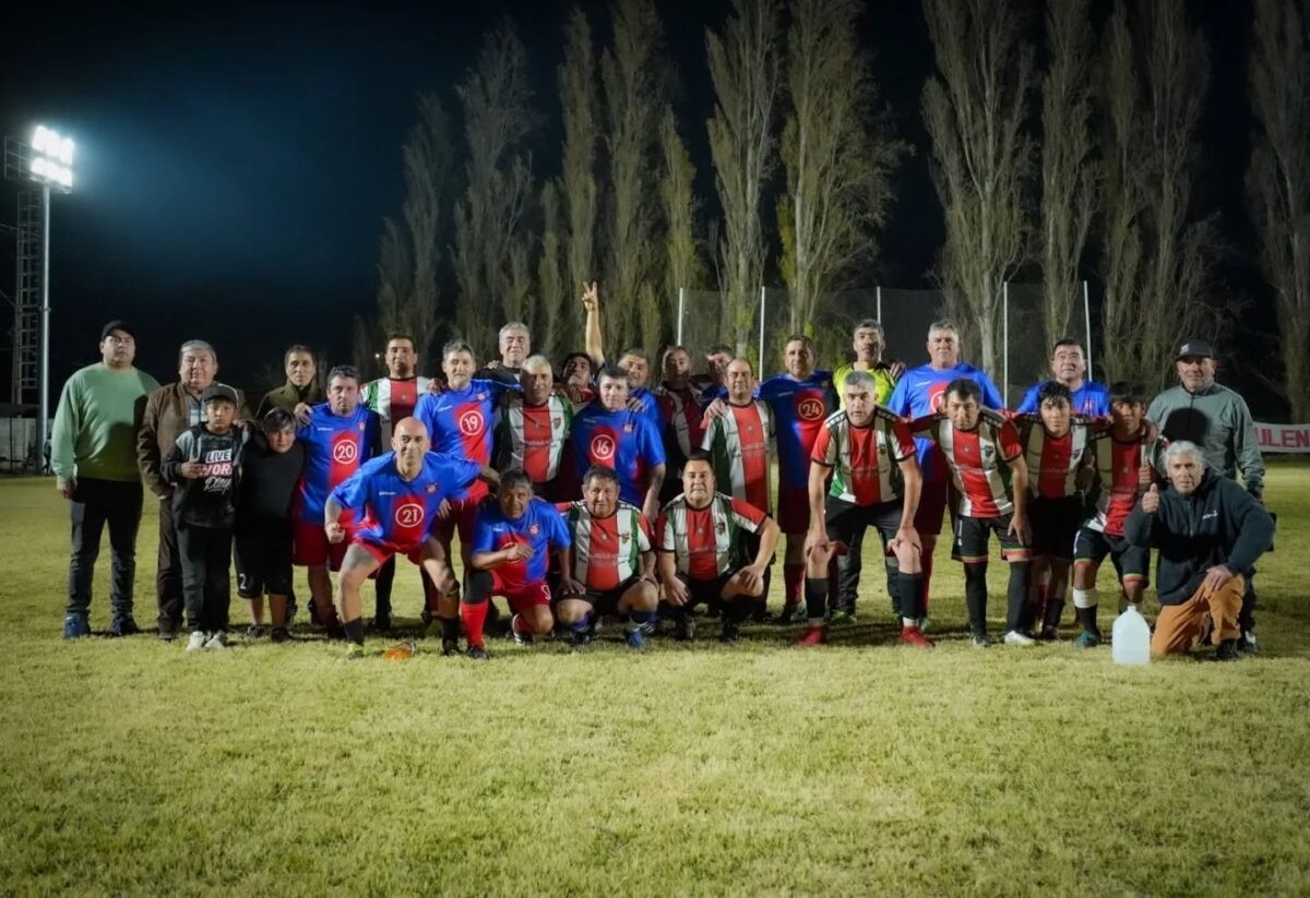 Grupo de personas posando en la cancha de Vichiculén bajo las nuevas luminarias.