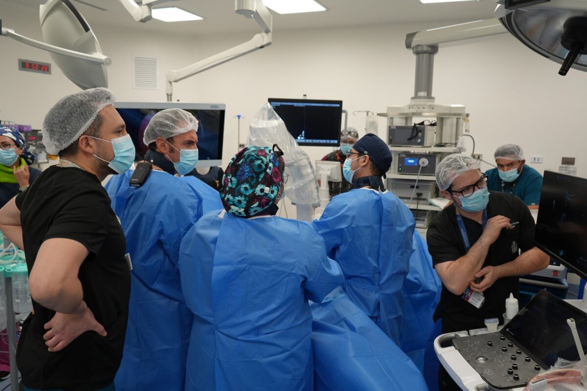 Personal médico observando el desarrollo de una cirugía endoscópica para cálculos.