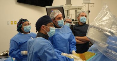 Equipo médico en cirugía urológica con nueva tecnología láser en el Hospital Biprovincial Quillota Petorca.