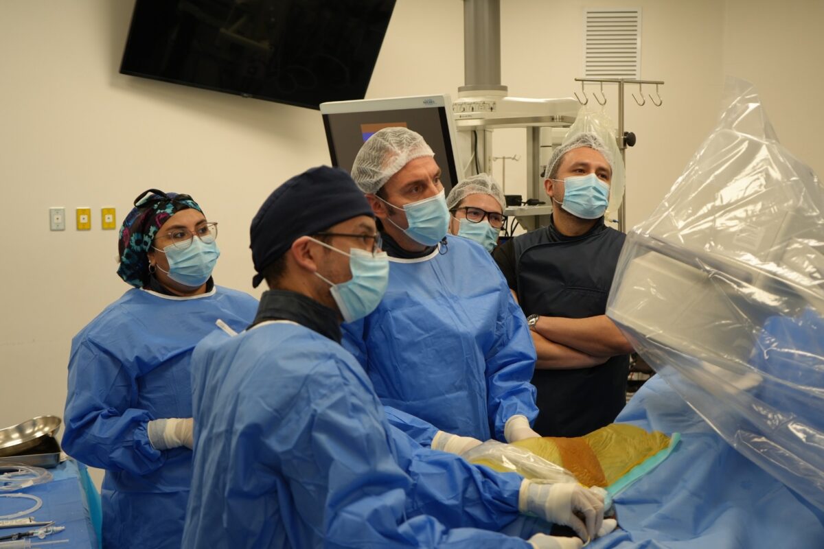 Equipo médico en cirugía urológica con nueva tecnología láser en el Hospital Biprovincial Quillota Petorca.