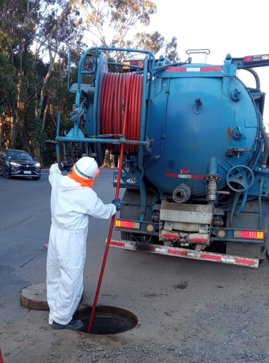 Trabajador realizando labores de limpieza en el sistema de alcantarillado.