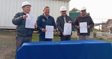 Alcalde Nelson Estay y concejales de Villa Alemana en la entrega de terreno para sede social.