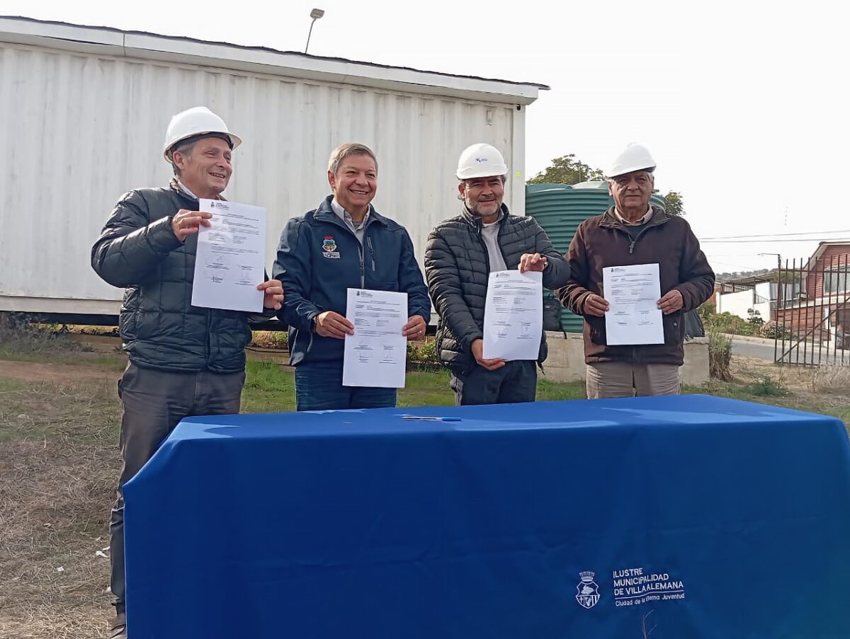 Alcalde Nelson Estay y concejales de Villa Alemana en la entrega de terreno para sede social.