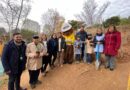 Autoridades y estudiantes de la Escuela Básica Luisa Nieto Hamel durante la jornada de reforestación.