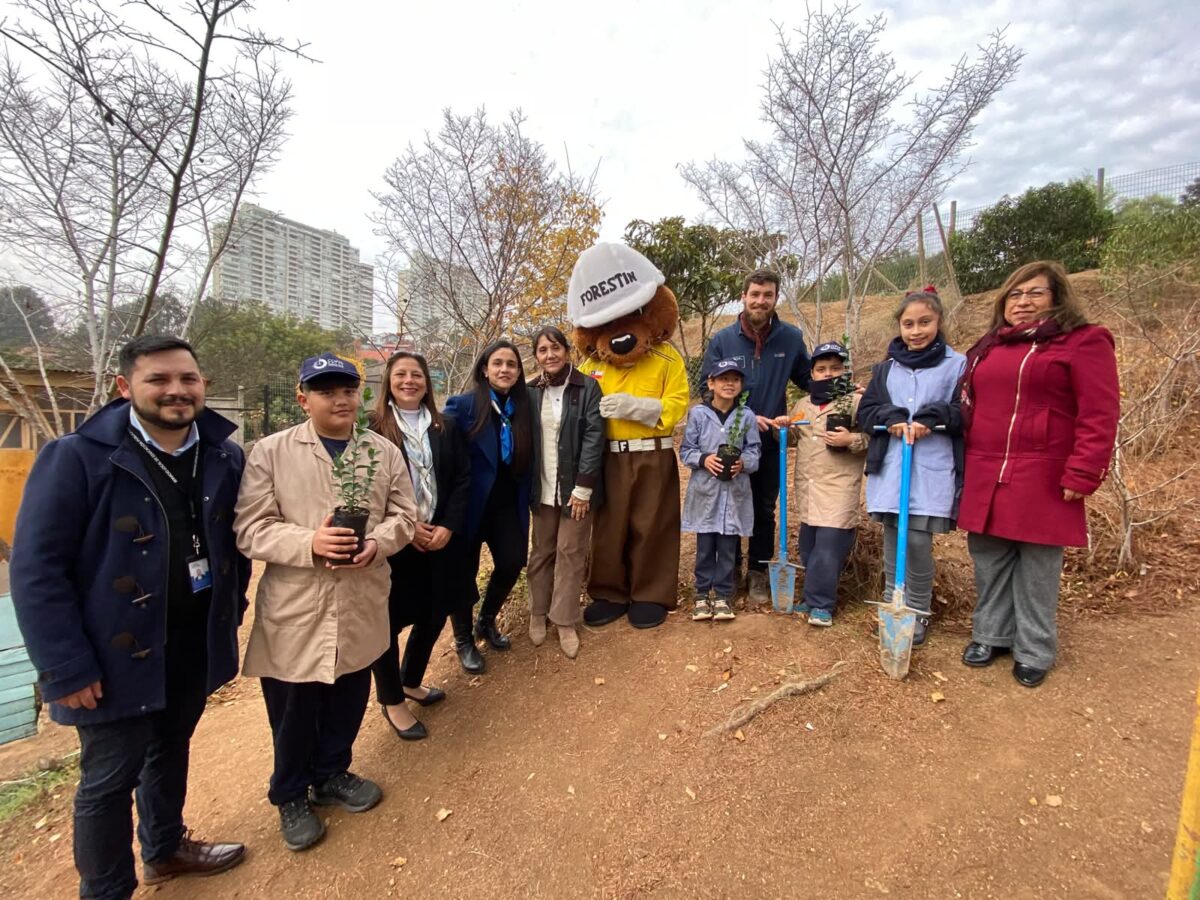 Autoridades y estudiantes de la Escuela Básica Luisa Nieto Hamel durante la jornada de reforestación.
