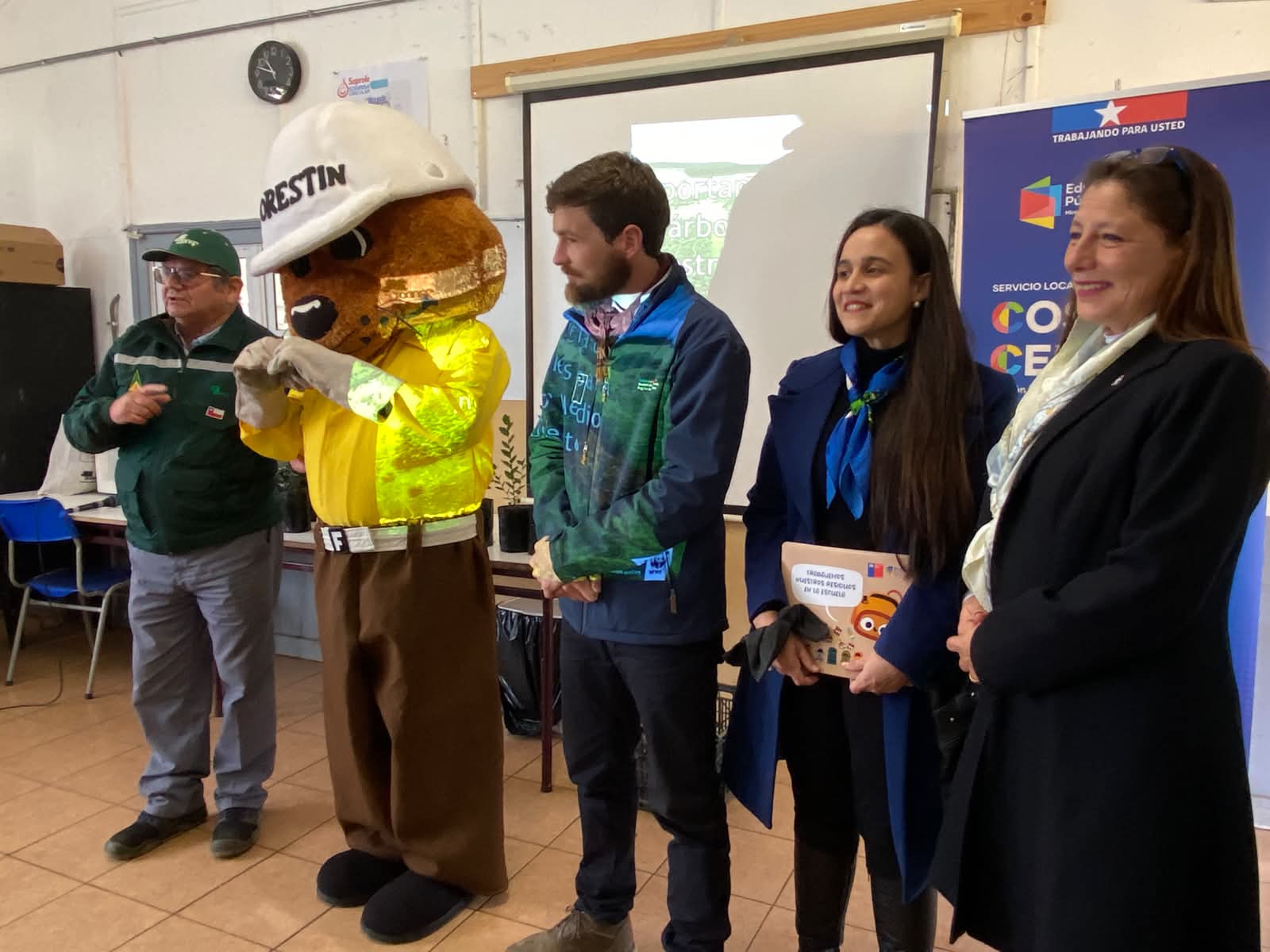 Seremis de Medio Ambiente y Agricultura junto a CONAF y autoridades locales durante charla educativa.