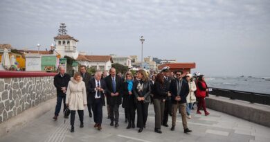 Autoridades y asistentes caminan por el borde costero recuperado de Algarrobo
