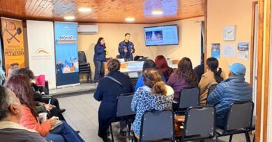 Participantes escuchan en una charla informativa sobre el Fondo Concursable de Minera Vizcachitas en Putaendo.