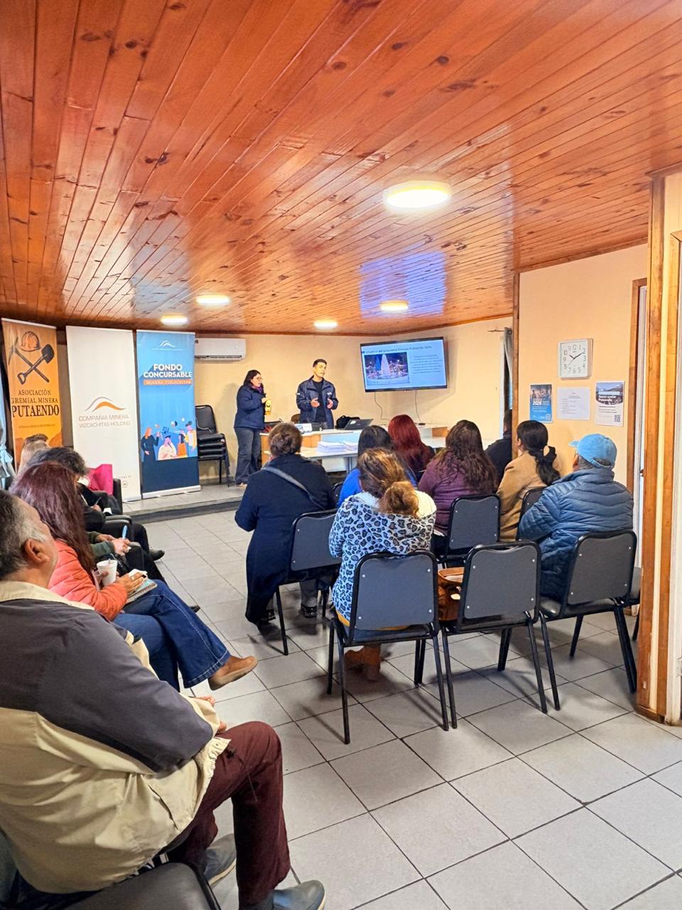 Participantes escuchan en una charla informativa sobre el Fondo Concursable de Minera Vizcachitas en Putaendo.