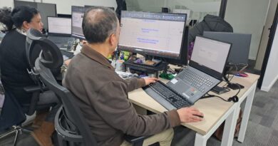 Profesionales del SLEP Marga Marga trabajando en diseño de proyectos de infraestructura.