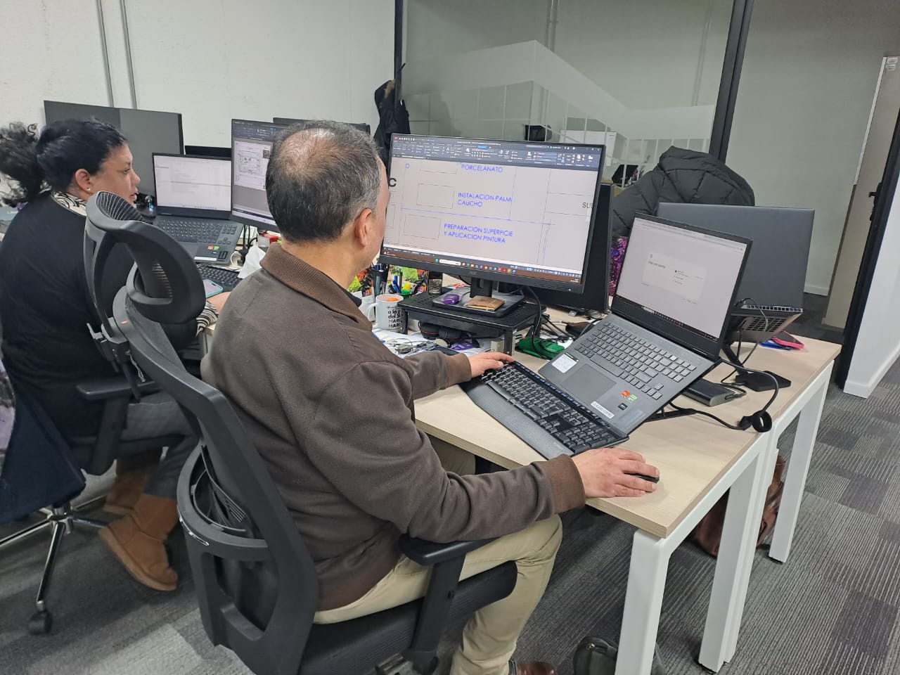Profesionales del SLEP Marga Marga trabajando en diseño de proyectos de infraestructura.