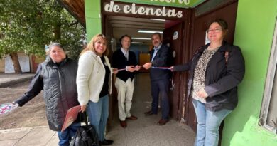 Autoridades y representantes cortando la cinta para inaugurar el Laboratorio de Ciencias.