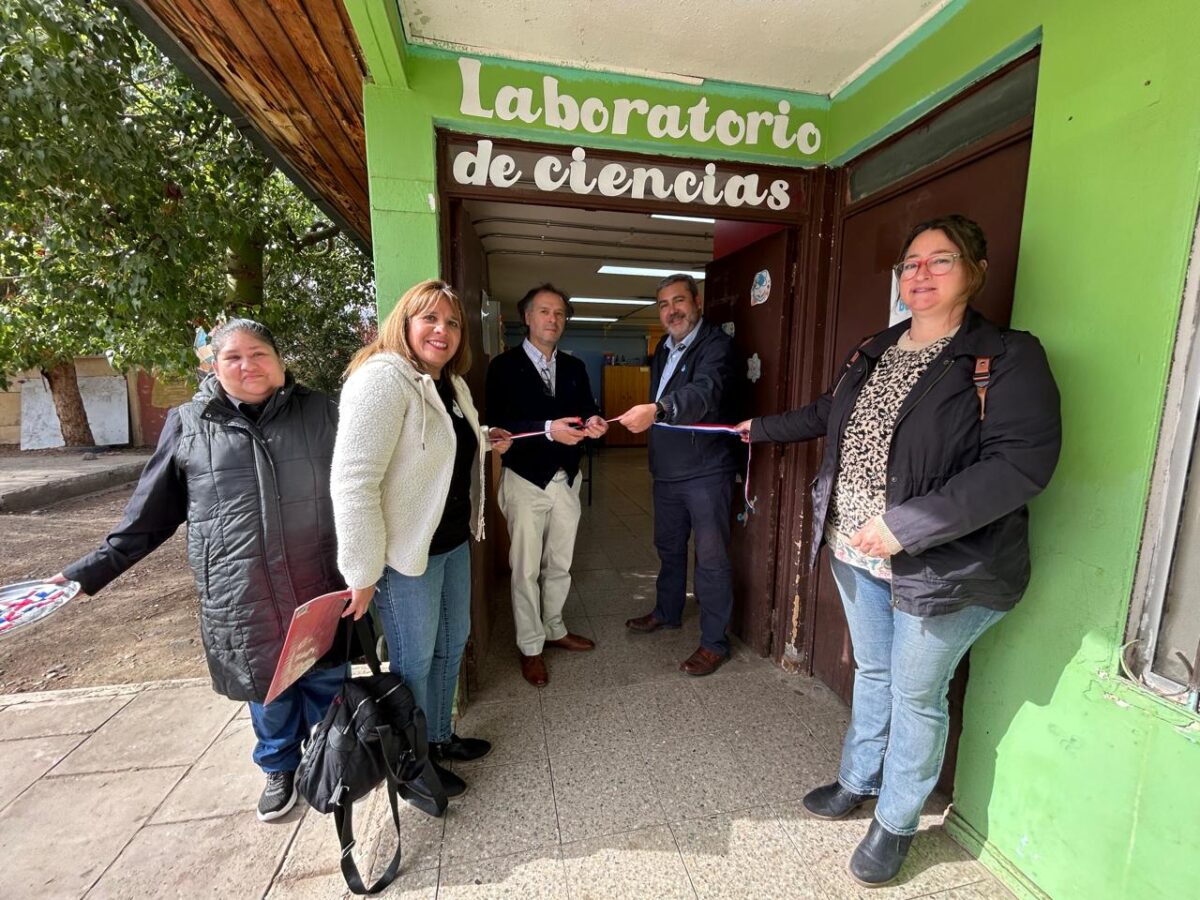 Autoridades y representantes cortando la cinta para inaugurar el Laboratorio de Ciencias.