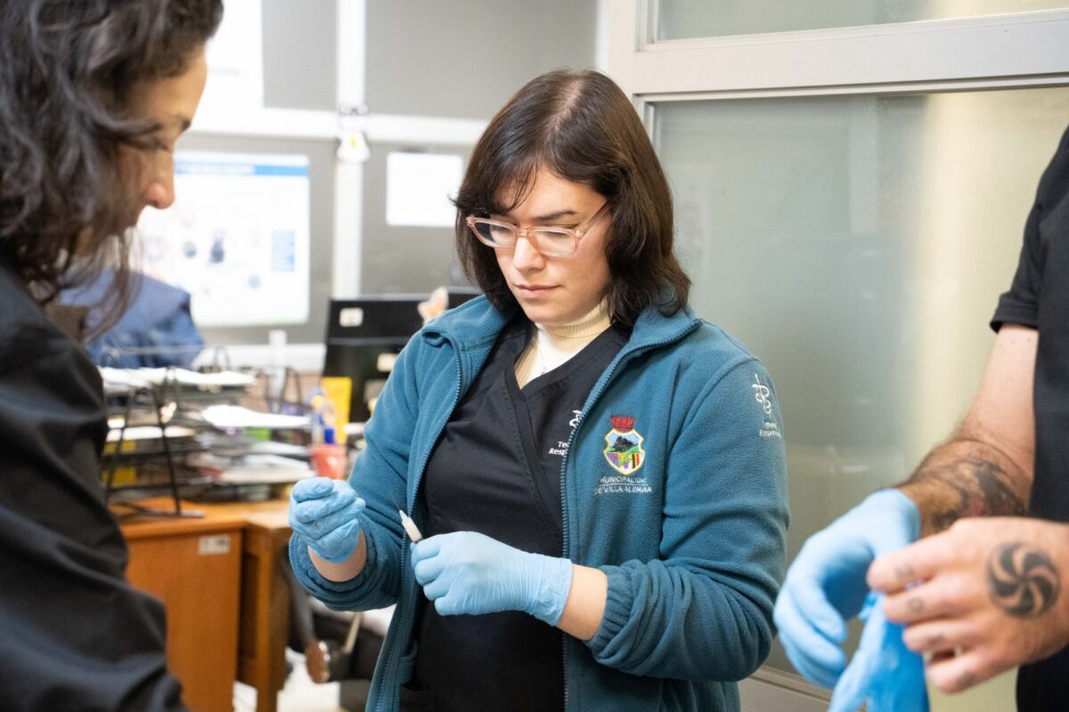 Veterinaria preparando jeringa para vacuna de mascota en la Oficina de Tenencia Responsable.