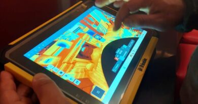 Estudiante de la USM utilizando un tablet para visualizar digitalizaciones 3D de patrimonio.