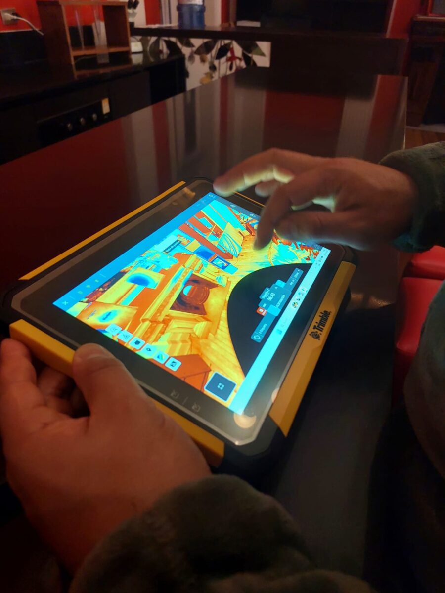 Estudiante de la USM utilizando un tablet para visualizar digitalizaciones 3D de patrimonio.