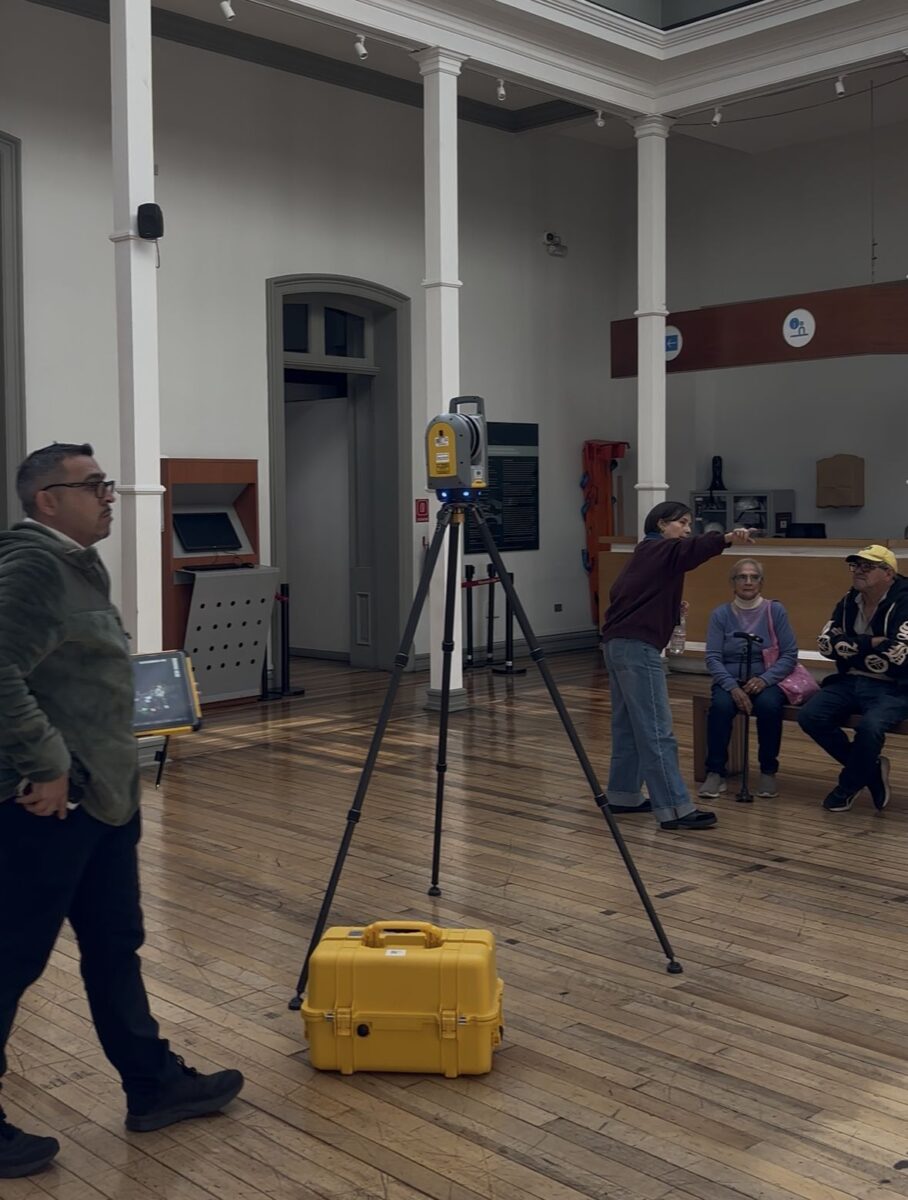 Equipo de trabajo de la USM en el Palacio Lyon utilizando tecnología de escaneo 3D para digitalización patrimonial.