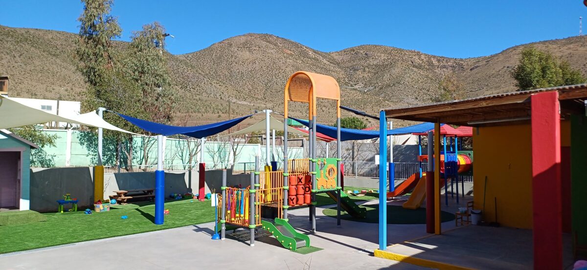 Patio de juegos de un jardín infantil conectado con internet satelital Starlink.