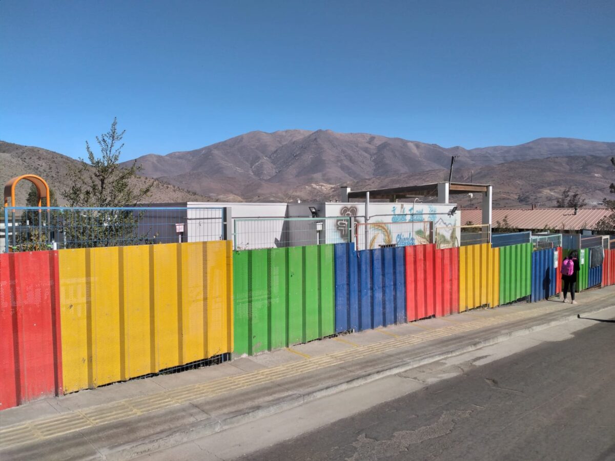 Exterior de jardín infantil en zona rural de Valparaíso con acceso a internet satelital.