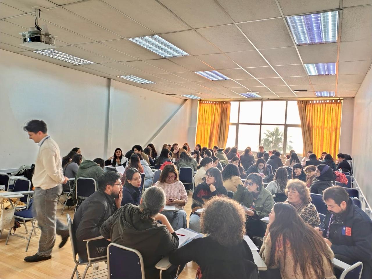 Participantes de la jornada de capacitación interactuando en grupos de trabajo.