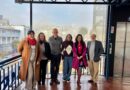 Grupo de profesionales de la salud reunidos en una terraza con vista a Valparaíso.