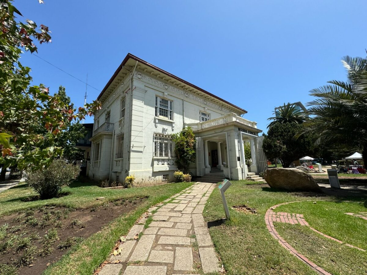 Fachada del Museo Fonck en Viña del Mar, un edificio blanco rodeado de zonas verdes bajo un cielo despejado.