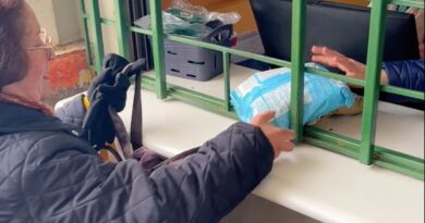 Beneficiaria retirando paquete de leche en puesto de atención primaria.
