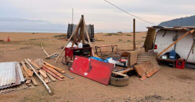 Restos de estructuras desmanteladas en la playa de Laguna Verde, Valparaíso, tras operativo de desalojo.