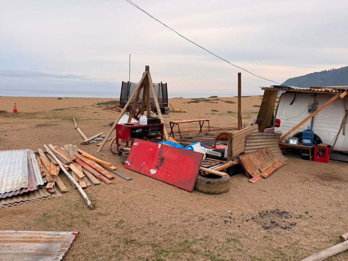Restos de estructuras desmanteladas en la playa de Laguna Verde, Valparaíso, tras operativo de desalojo.
