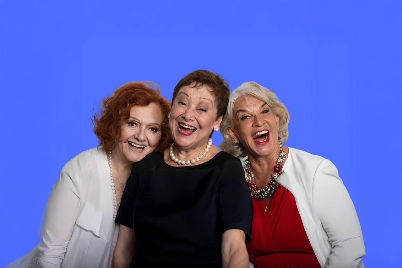 Actrices Gloria Münchmeyer, Gabriela Hernández y Gloria Benavides de la obra 'Viejas de Mierda'.