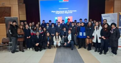 Grupo de estudiantes y autoridades posando frente a una pantalla con el Plan Nacional de Entornos Digitales Seguros.