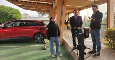 Seremi de Energía y director del AC3E conversando junto a un punto de carga para vehículos eléctricos.