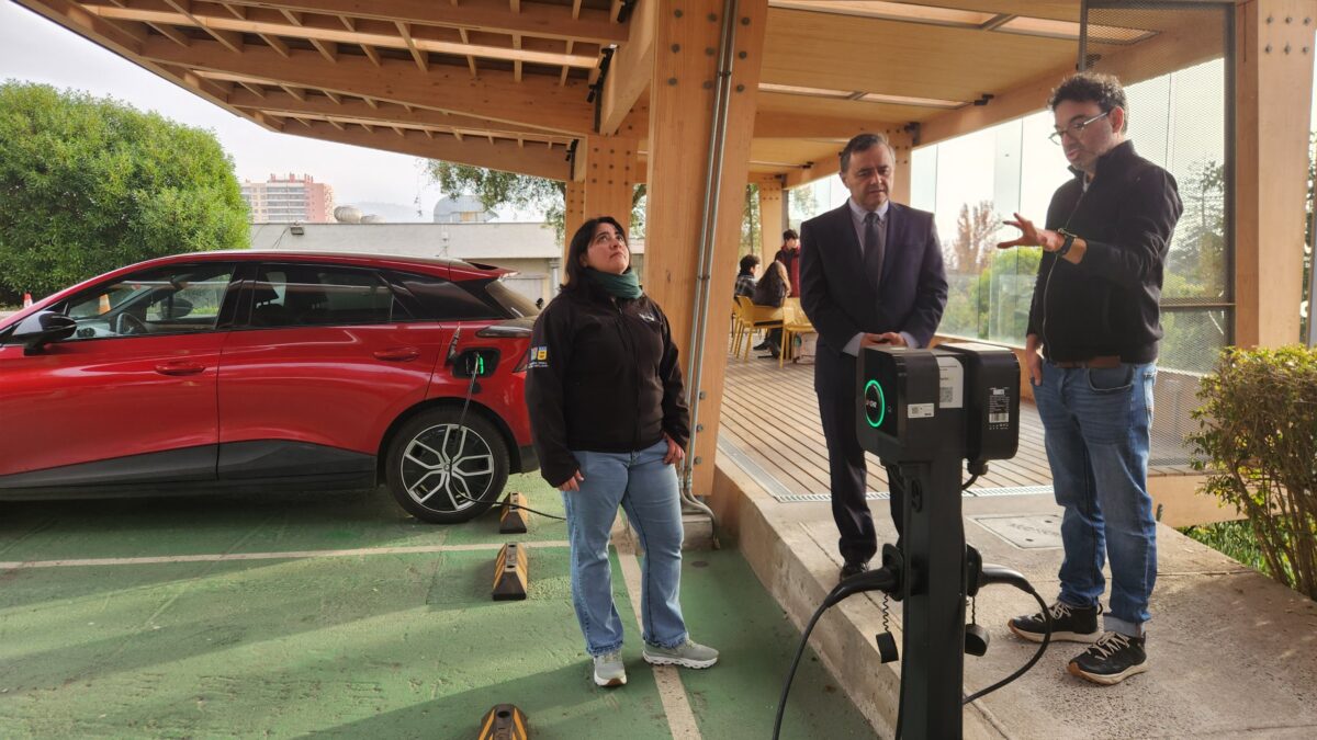Seremi de Energía y director del AC3E conversando junto a un punto de carga para vehículos eléctricos.