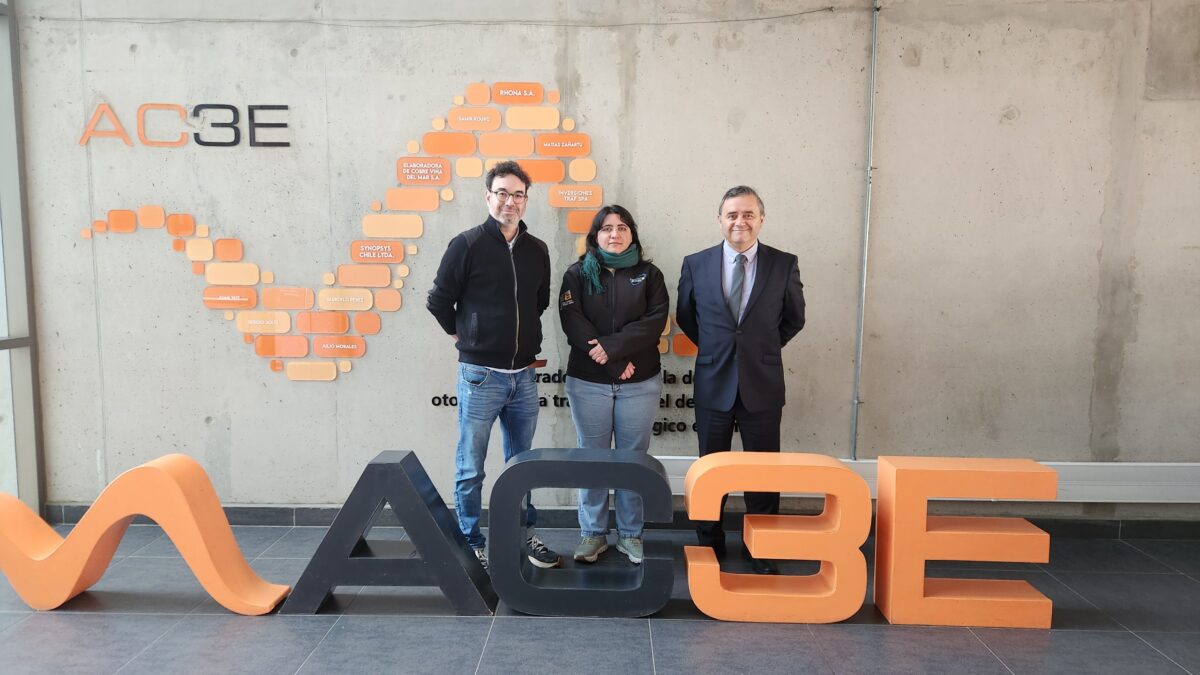 El Seremi de Energía, el director del AC3E y la coordinadora del Área de Transición Energética del AC3E posando junto al logo del centro.