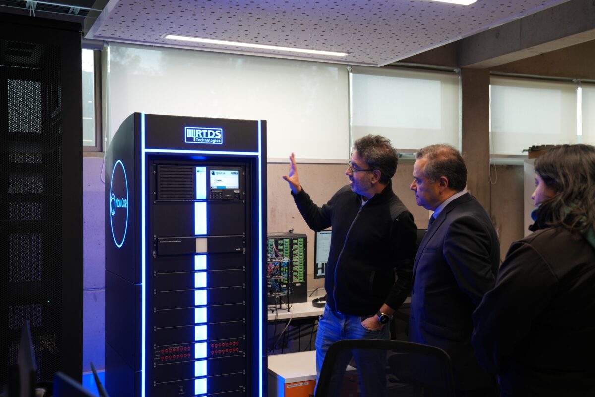 Seremi de Energía y director del AC3E durante una presentación tecnológica en el centro.