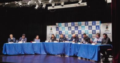 Mesa directiva de la Municipalidad de Villa Alemana durante la aprobación de subvenciones.
