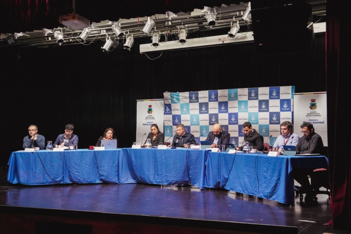 Mesa directiva de la Municipalidad de Villa Alemana durante la aprobación de subvenciones.