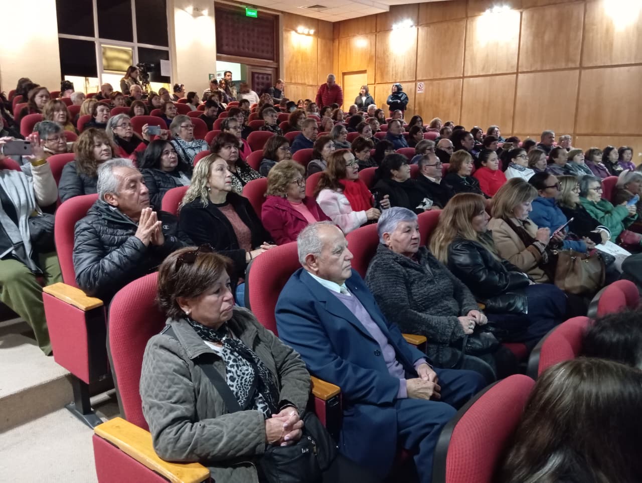 Público asistente a la sesión del Concejo Municipal de Villa Alemana.