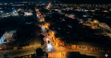 Vista aérea nocturna de las calles iluminadas de Llay Llay