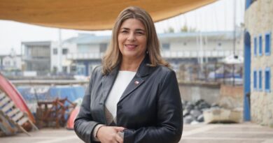 La seremi de Gobierno de la Región de Valparaíso, Rosario Pérez, junto a la bahía.