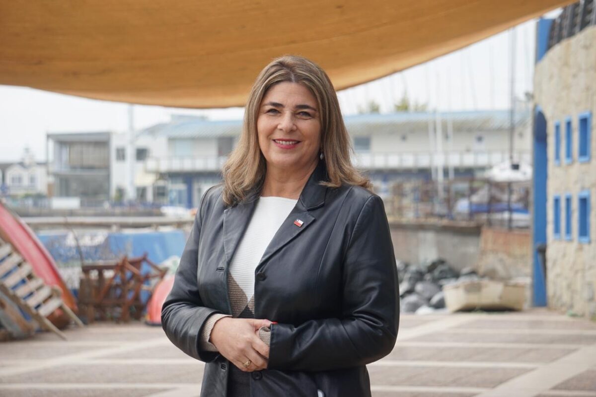 La seremi de Gobierno de la Región de Valparaíso, Rosario Pérez, junto a la bahía.
